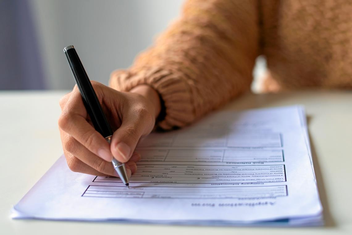 Damit der Antrag nicht zur Hürde wird Am Anfang möglicher finanzieller Hilfe stehen oft mehrseitige Anträge, deren sorgfältige Beantwortung nicht einfach ist. Wer Hilfe braucht, kann sich nun an zwei Terminen im Monat in Murrhardt Unterstützung holen. Fotos: Adobe Stock/Mangostar