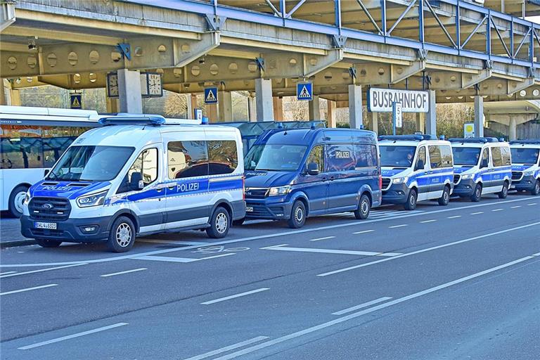 Am Backnanger Bahnhof und rund um die Aspacher Arena war ein größeres Polizeiaufgebot unterwegs. Foto: Tobias Sellmaier