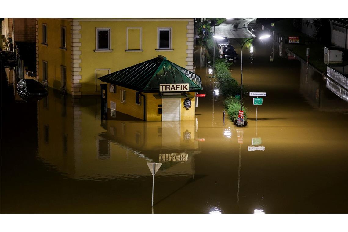 Am Bahnhof St. Pölten Alpenbahnhof steht ein Kiosk im Hochwasser.