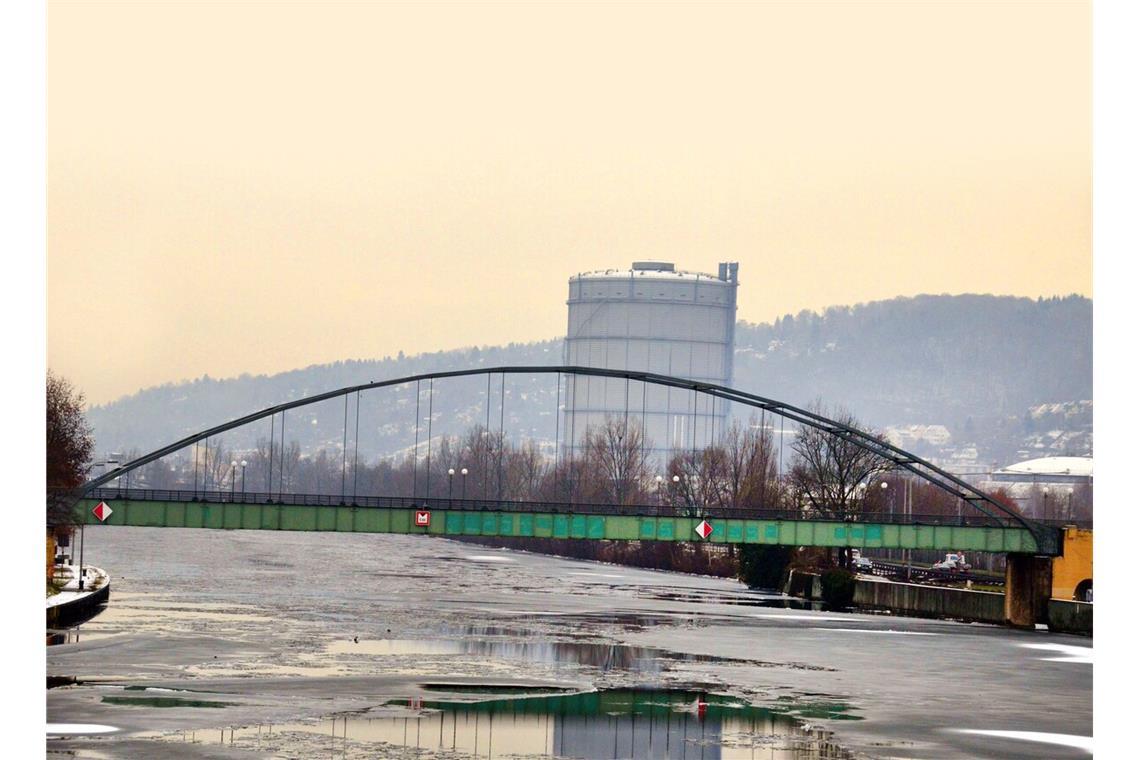 Am Berger Steg hat eine junge Frau ein 14-jähriges Mädchen aus dem kalten Neckar gerettet.Am Berger Steg hat eine junge Frau ein 14-jähriges Mädchen aus dem kalten Neckar gerettet.