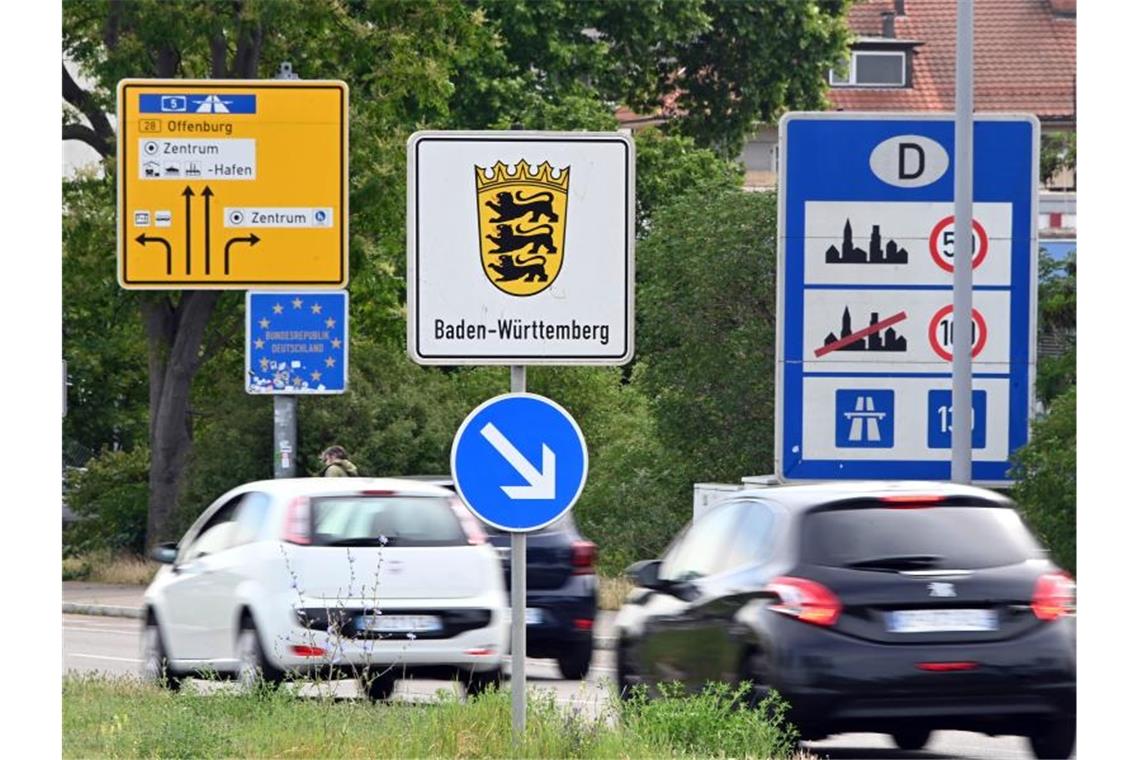 Am deutsch-französischen Grenzübergang Kehl fahren Autos nach Deutschland. Foto: Uli Deck/dpa/Archivbild