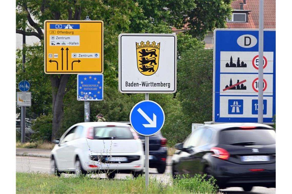 Frankreich ist Hochinzidenzgebiet mit Corona-Testpflicht Am deutsch-französischen Grenzübergang Kehl fahren Autos nach Deutschland. Foto: Uli Deck/dpa