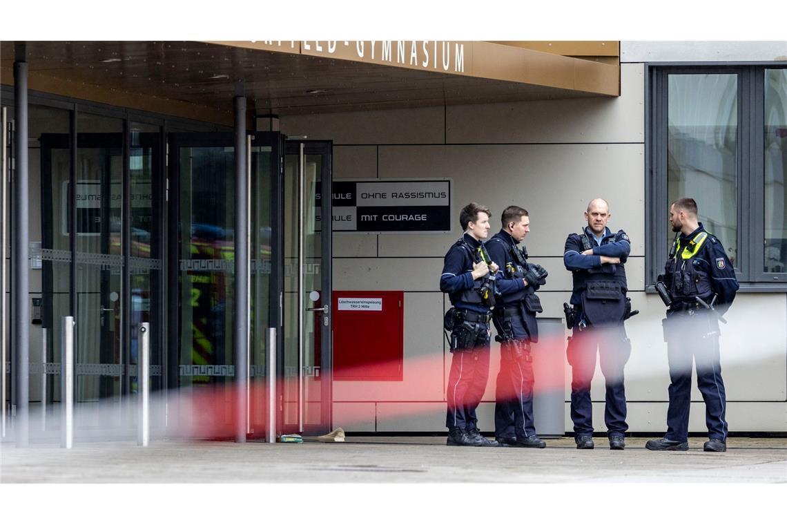 Am Donnerstag verletzte ein Schüler vier Mitschüler mit Messerstichen. Die Polizei überwachte daraufhin das Gymnasium.