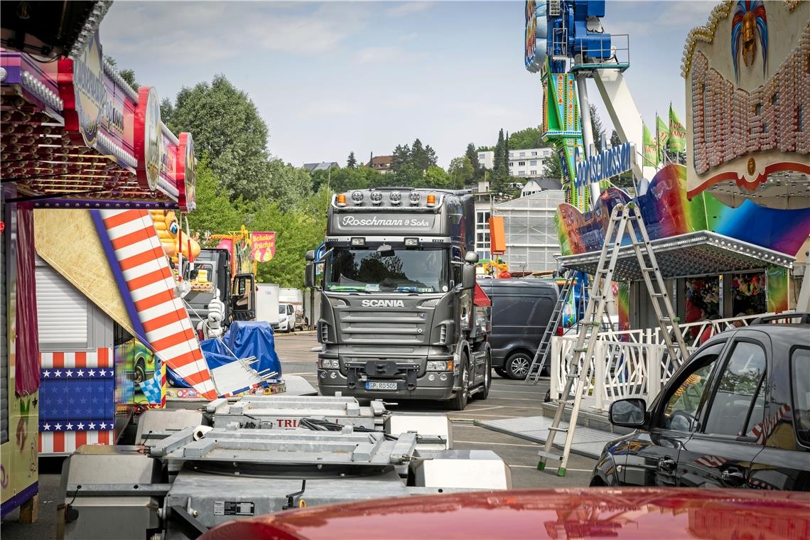 Am Donnerstagvormittag ist der Aufbau des Vergnügungsparks schon zum großen Teil abgeschlossen. Foto: Alexander Becher 