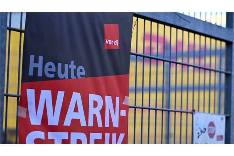 Am Eingang einer Zustellbasis des Logistikers DHL hängt ein Warnstreik-Plakat von Verdi. (Archivbild)