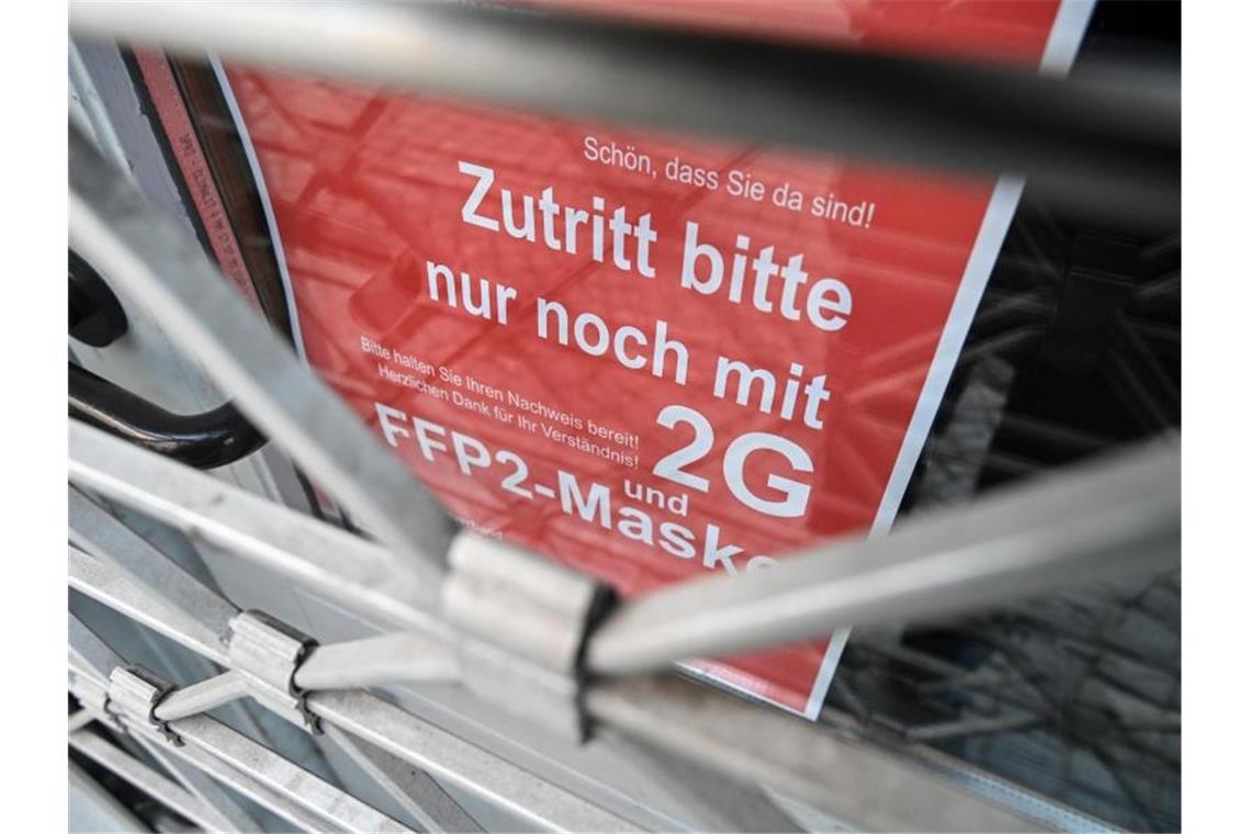 Gericht kippt 2G-Regel für Geschäfte in Baden-Württemberg Am Eingang eines Ladens in der Ravensburger Innenstadt wird auf die Maskenpflicht und die 2G-Regel hingewiesen. Foto: Felix Kästle/dpa