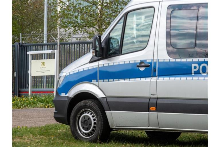 Am Eingang zur Landeserstaufnahmeeinrichtung für Flüchtlinge (LEA) in Ellwangen steht ein Polizeifahrzeug. Foto: Stefan Puchner/dpa/Archivbild