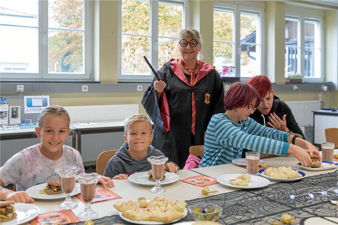 Am Ende des Kurses sind vier Gerichte aus der Welt von Harry Potter fertig. Lia, Lasse, Lea und Lisa Bräunig (vorne, von links) verkosten ihre Werke. Dozentin Eli Heugel hat sich für den Kurs in Schale geworfen. Fotos: Stefan Bossow