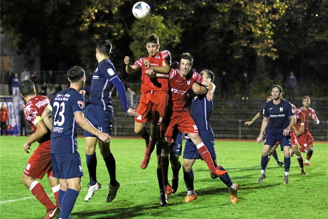 Am Ende waren die Roten aus Backnang um Marco Rienhardt (vorne) und Thomas Doser, dem Torschützen zum entscheidenden 2:1, in Neckarsulm obenauf. Foto: Alexander Hornauer