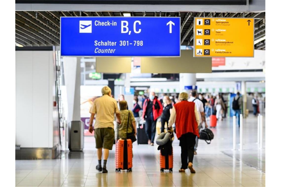 Am Frankfurter Flughafen bleiben die Passagierzahlen unter dem üblichen Niveau. Foto: Andreas Arnold/dpa