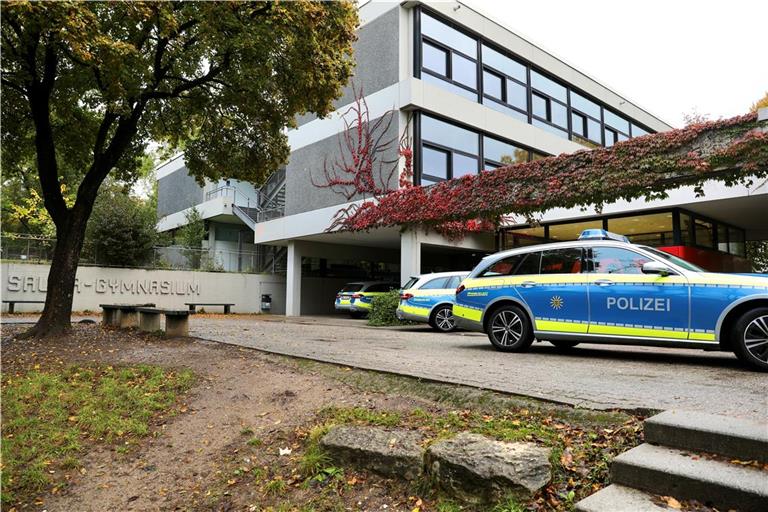 Am Freitag wurde das Salier-Gymnasium in Waiblingen nach einer Bombendrohung geräumt. Foto: Alexandra Palmizi