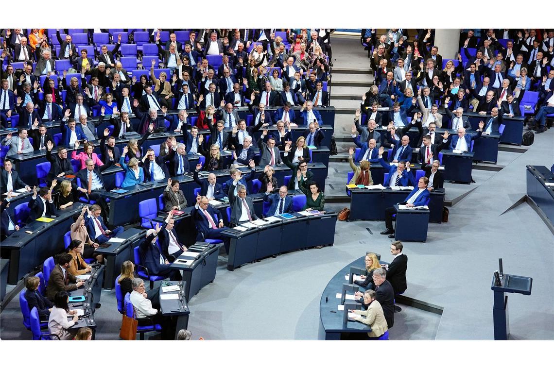 Am Freitag wurde die Bundestagssitzung für mehrere Stunden unterbrochen. Am Ende gab es aber doch keine Einigung zwischen Union, FDP, Grünen und SPD. Schließlich kam es zur Abstimmung über das "Zustrombegrenzungsgesetz" der Union. Der Entwurf fand keine Mehrheit. (Archivbild)