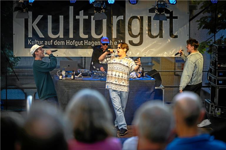 Am Freitagabend eröffnete „Gässlesrap Kollektiv“ das Open Air auf dem Markgrafenhof. Foto: Alexander Becher