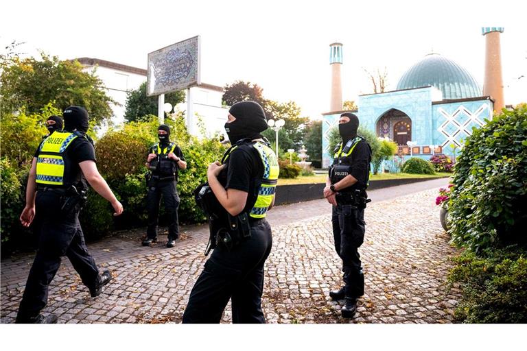 Am frühen Morgen durchsuchen Dutzende Polizisten die Blaue Moschee in Hamburg.