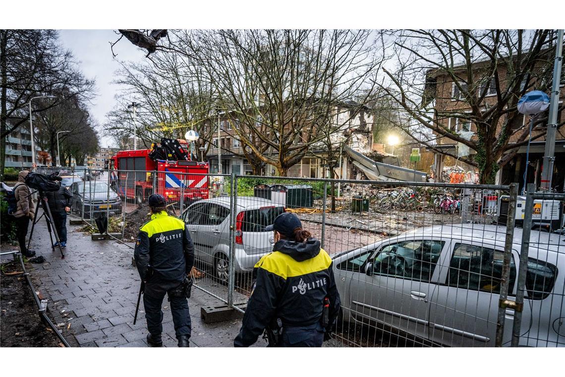 Am frühen Samstagmorgen hatte es bei dem dreistöckigen Mehrfamilienhaus zwei Explosionen gegeben.