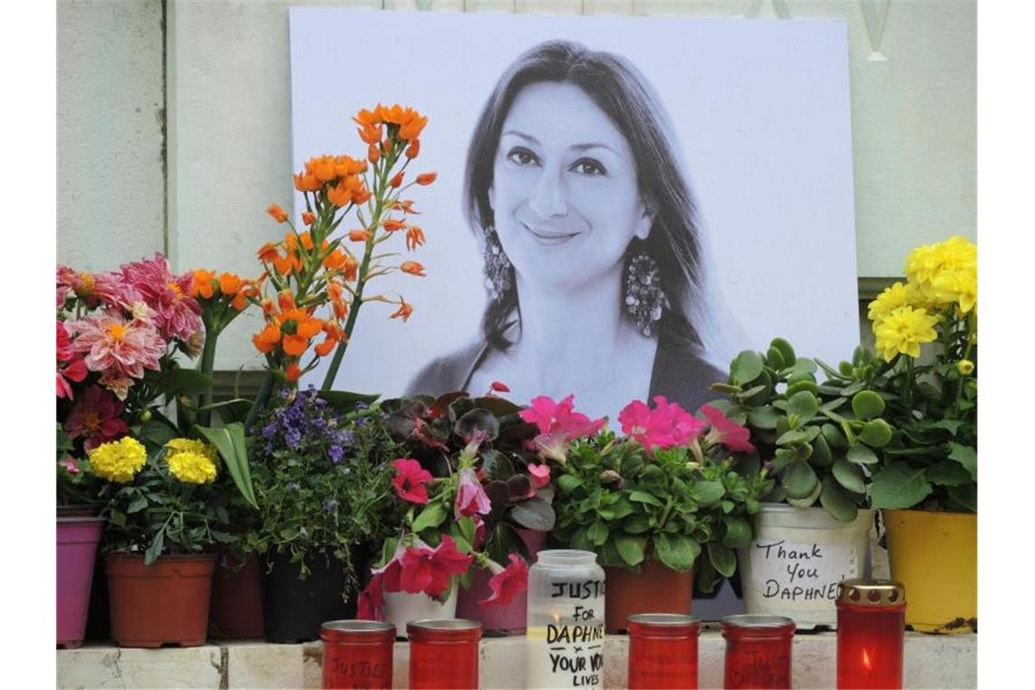 Malta ordnet Untersuchung zum Mord an Journalistin an Am Fuß eines Denkmals vor dem Justizpalast in Valletta erinnert ein Foto an die ermordete Journalistin Daphne Caruana Galizia. Foto: Lena Klimkeit