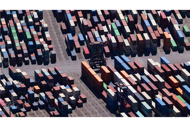 Am Hamburger Hafen werden jährlich mehrere Millionen Container umgeschlagen.