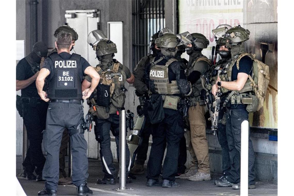Kaufhaus nach gescheitertem Banküberfall wieder geöffnet Am Hermannplatz in Berlin-Neukölln ist die Polizei wegen eines Raubüberfalls im Einsatz. Foto: Fabian Sommer/dpa