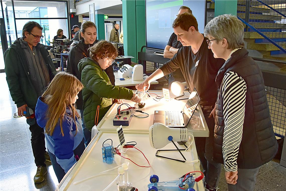 Am Infotisch des technischen Gymnasiums zeigt Lehrerin Barbara Schönberg (Zweite von rechts), wie eine Brennstoffzelle funktioniert. Fotos: Tobias Sellmaier