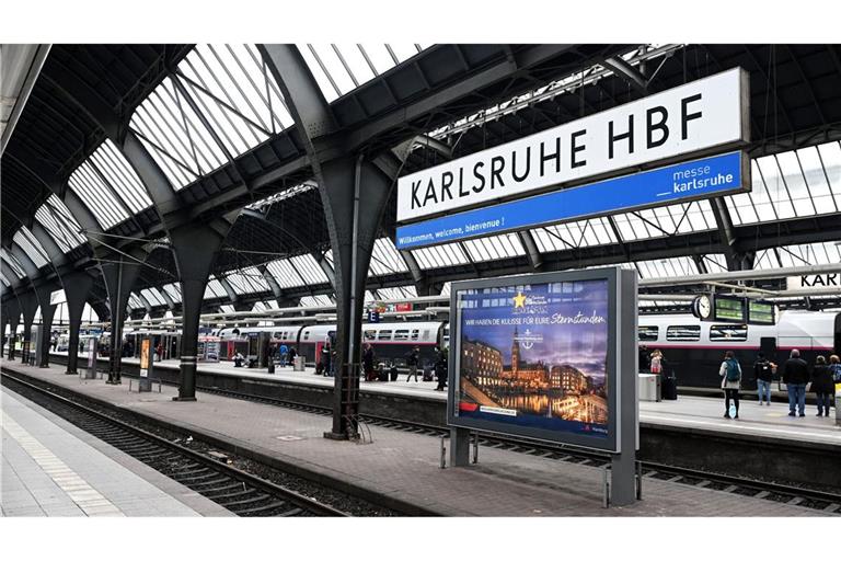 Am Karlsruher Hauptbahnhof kam es am Freitagabend zu einem Messerangriff. (Symbolbild)