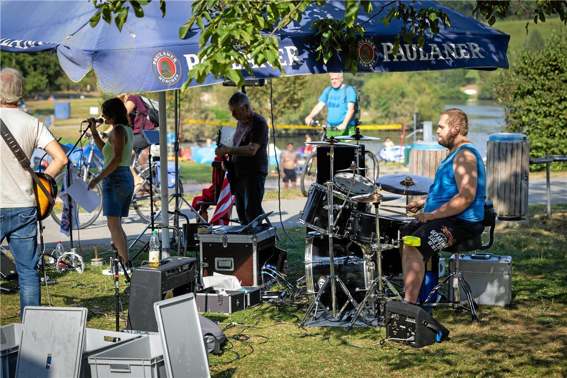 Am Kiosk am Aichstrutsee spielt die Countryband Revelstoke aus Aalen.