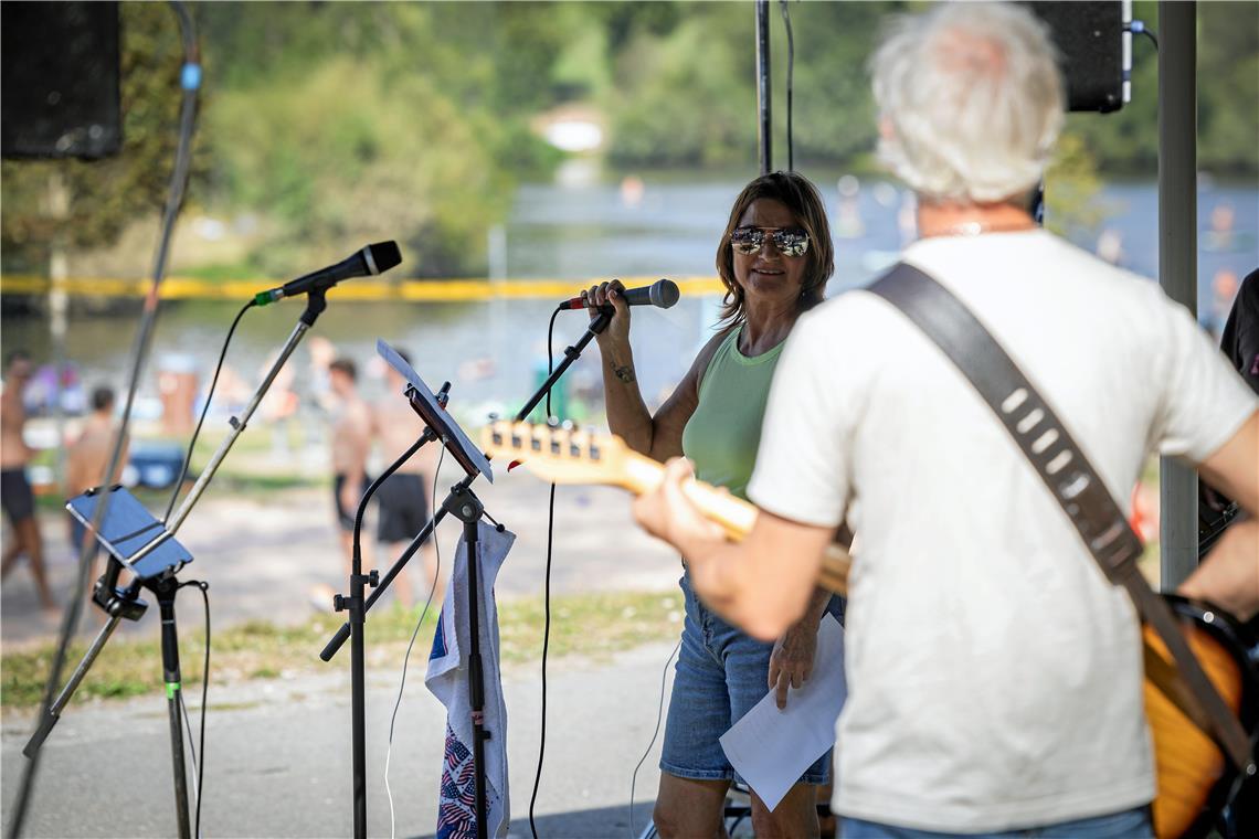 Am Kiosk am Aichstrutsee spielt die Countryband Revelstoke aus Aalen.