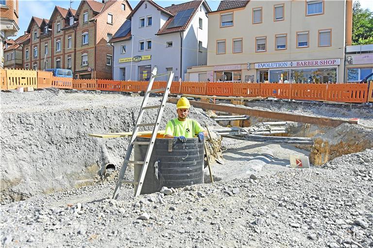 Am Kreisel Aspacher Tor wurden die Kanalarbeiten bereits abgeschlossen. Jetzt geht’s weiter mit Gas, Wasser und Strom. Foto: Tobias Sellmaier