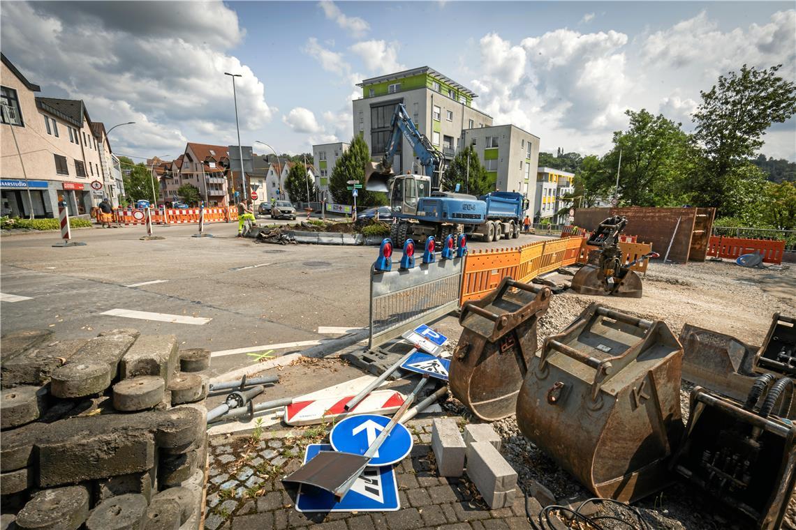 Am Kreisverkehr Aspacher Tor wird seit Mittwoch gearbeitet. Foto: Alexander Becher