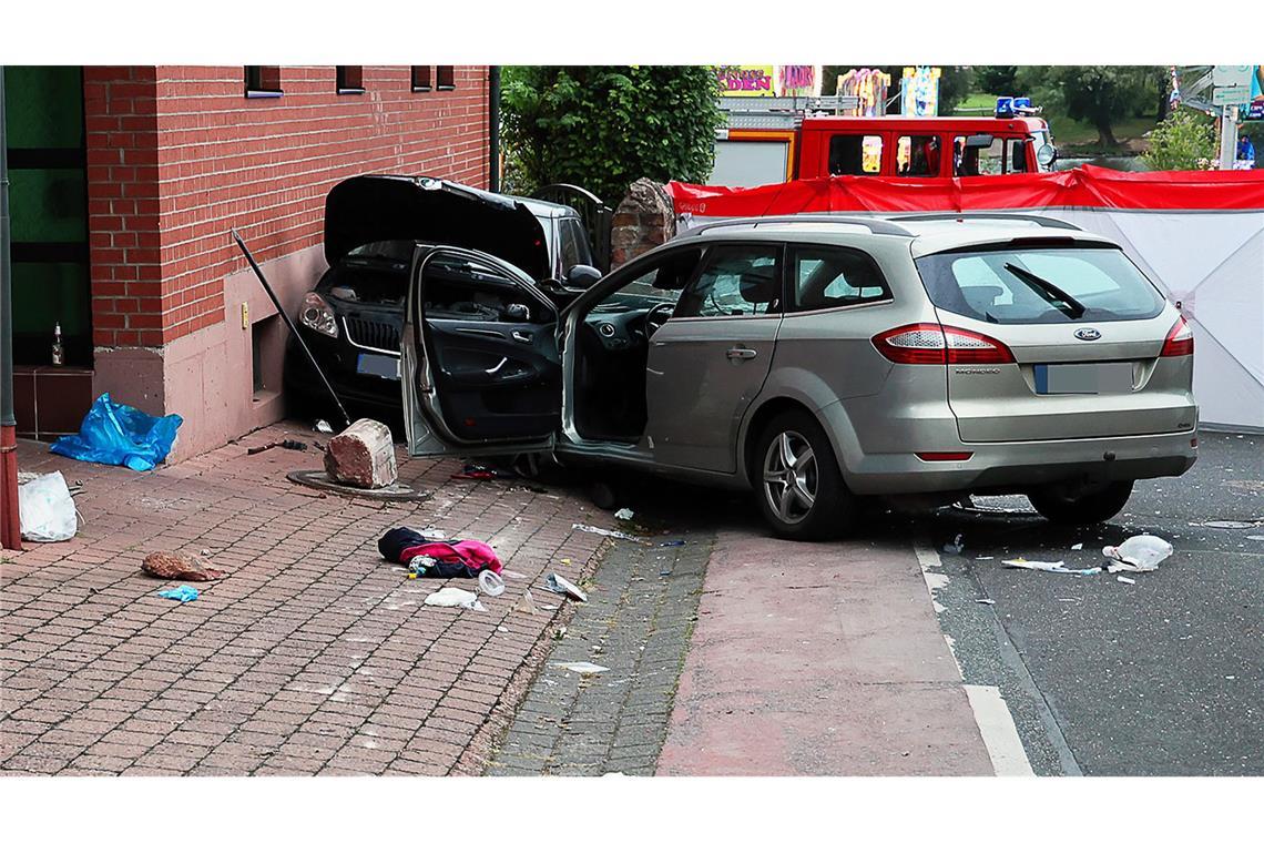 Am Montag fuhr ein 58-Jähriger mit seinem Auto in eine feiernde Menschengruppe in Unterfranken.