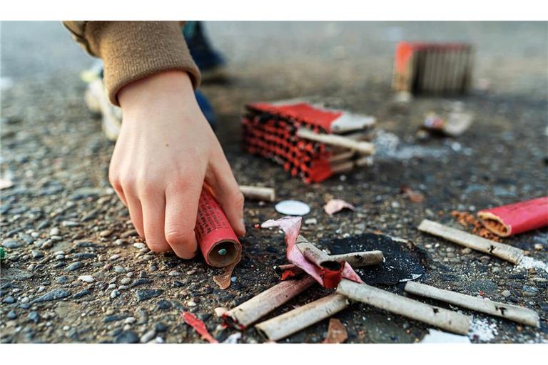 Am Morgen des 1. Januars gibt es eine weitere Welle an Notfällen, wenn Kinder nicht abgebranntes Feuerwerk anzünden und sich dabei ­verletzen. Am Morgen des 1. Januars gibt es eine weitere Welle an Notfällen, wenn Kinder nicht abgebranntes Feuerwerk anzünden und sich dabei verletzen.