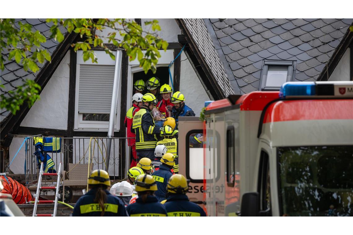 Am Morgen konnten Einsatzkräfte vier Menschen, darunter ein zwei Jahre altes Kind und die Mutter, aus den Trümmern bergen.