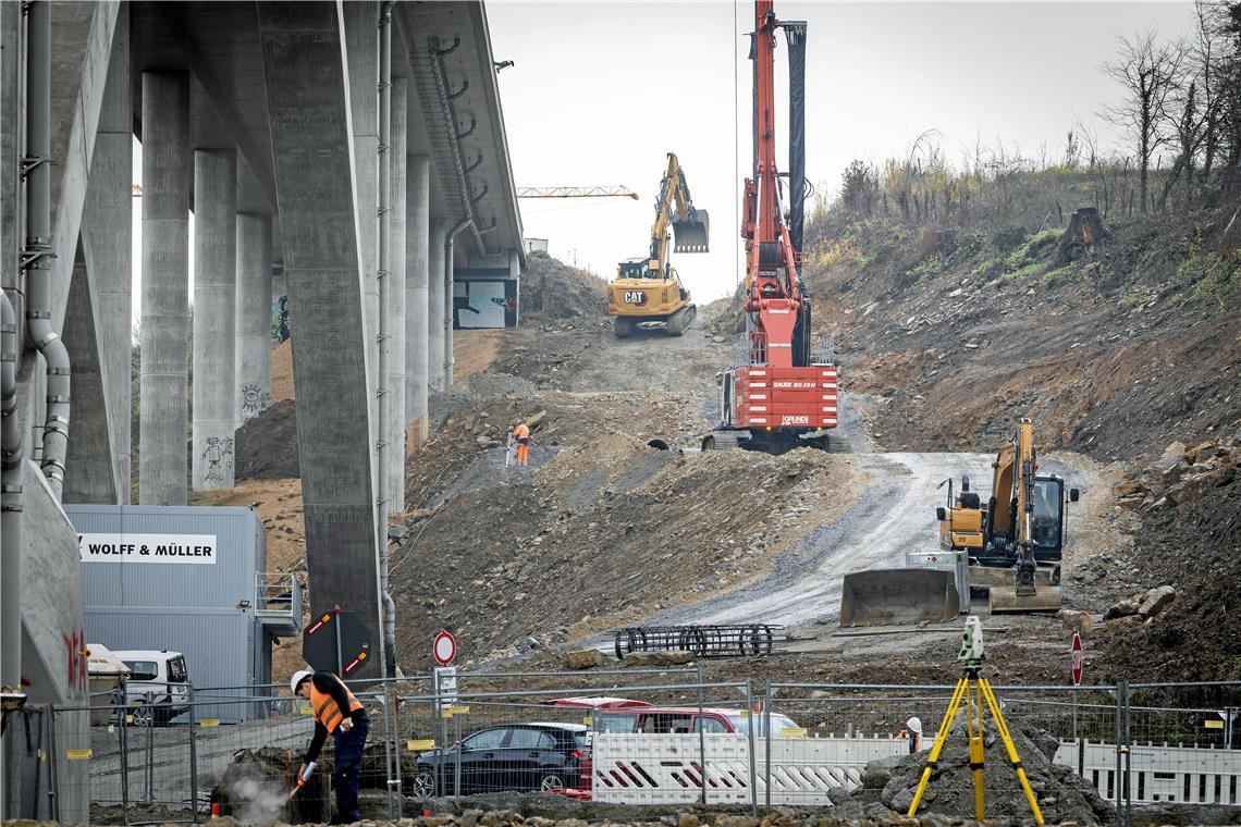 Am nördlichen Hang des Murrtals konzentrierten sich die Arbeiten bislang auf den Untergrund. Die Vorarbeiten für Pfeiler und Widerlager sind nun bald fertig. Fotos: Alexander Becher