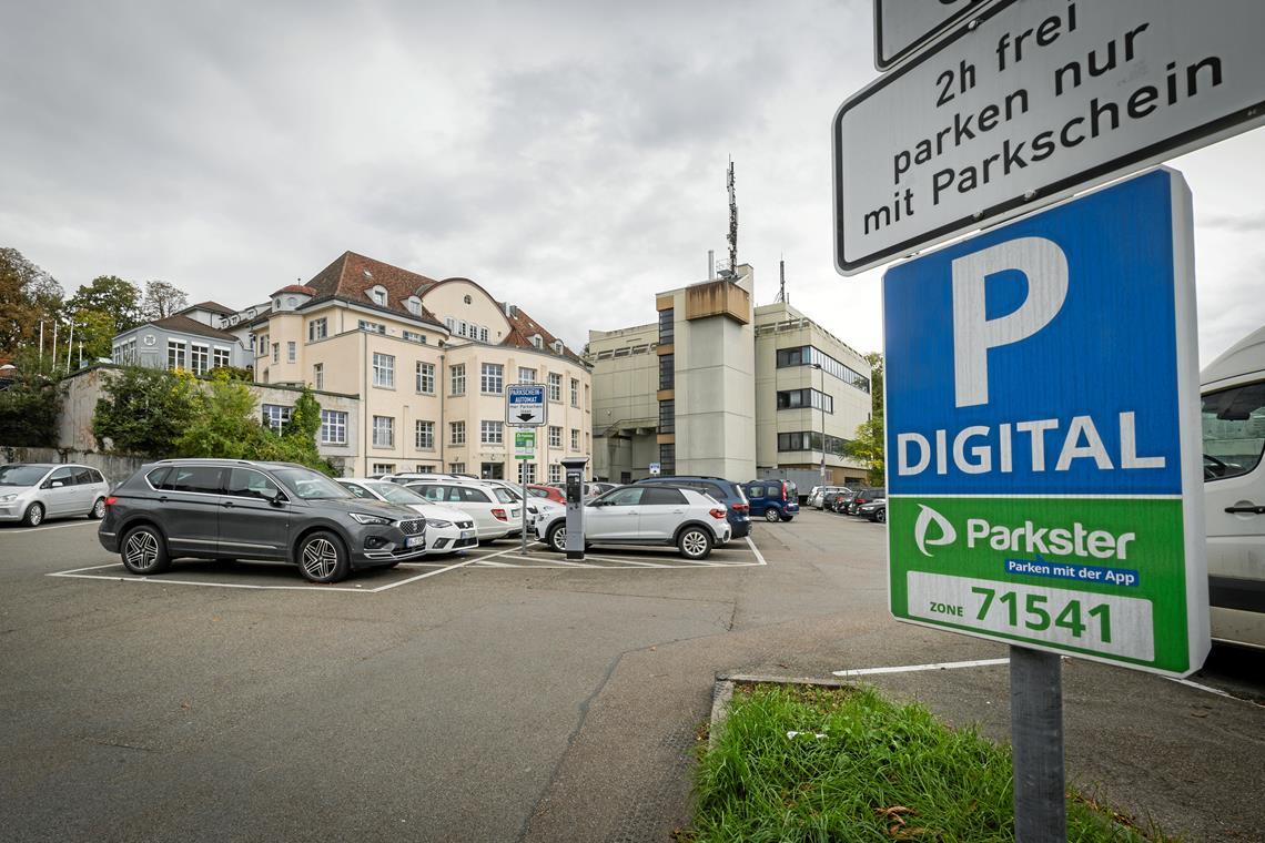 Am Parkplatz hinter dem Bildungshaus können Autos aktuell zwei Stunden lang kostenlos abgestellt werden. Foto: Alexander Becher