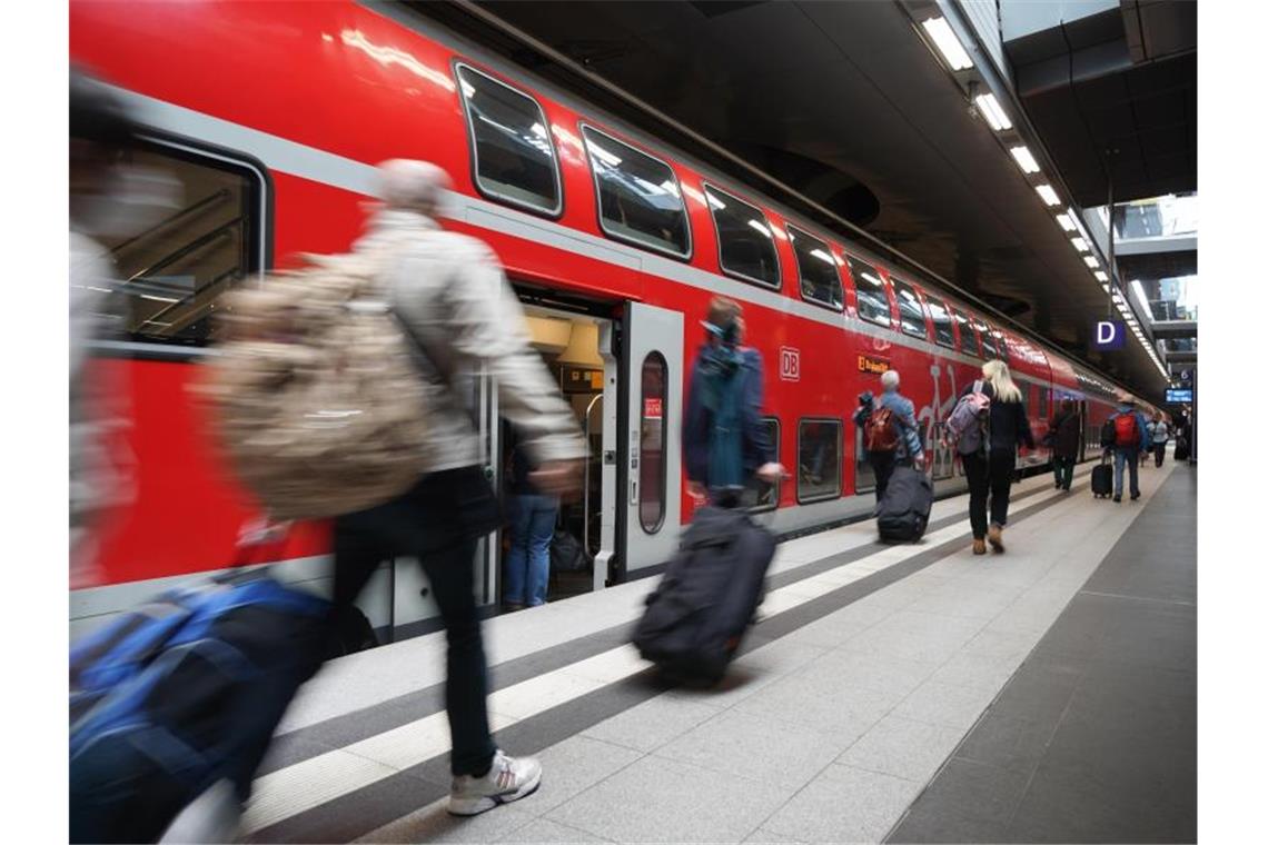 Deutsche Bahn erwartet Pfingsten mehr Reisende als zu Ostern Am Pfingstwochenende erwartet die Deutsche Bahn mehr Reisende. Foto: Jörg Carstensen/dpa