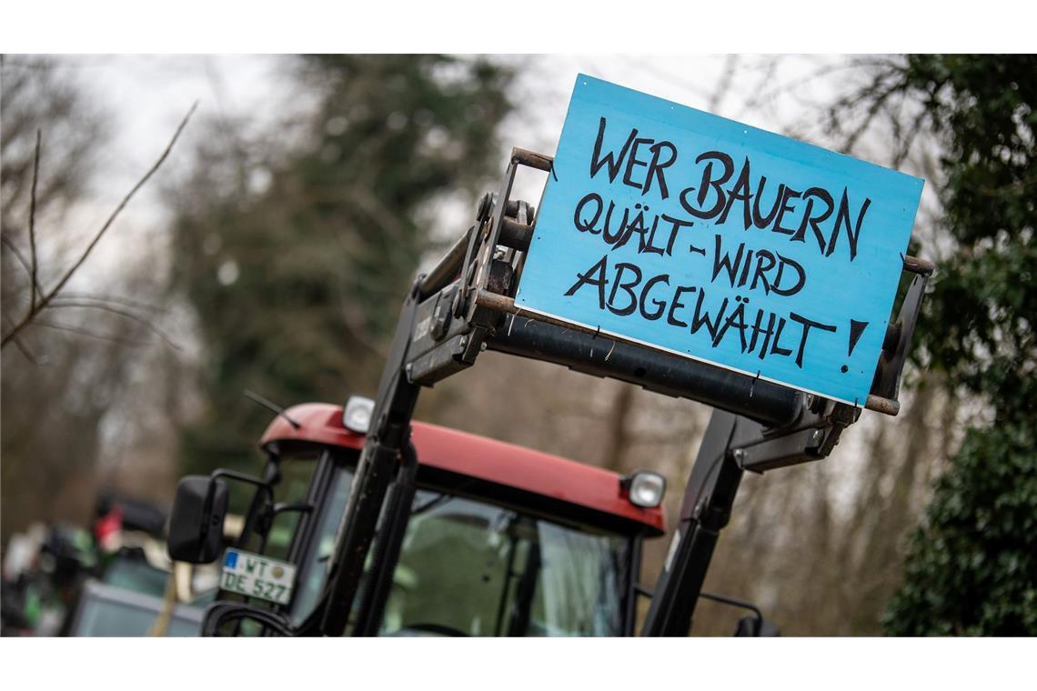 Am Rande des Besuchs von Bundeskanzler Olaf Scholz in Freiburg demonstrieren Landwirte aus der Region gegen die Bundesregierung.