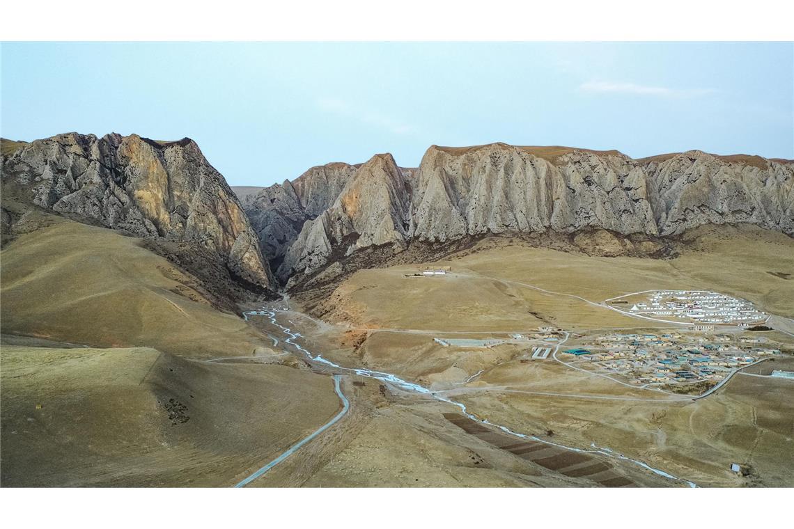 Am Rande des Ganjia-Beckens befindet sich die Karsthöhle Baishiya. Die Region bot neben Gebirge und Graslandschaften wohl auch teils Wald.