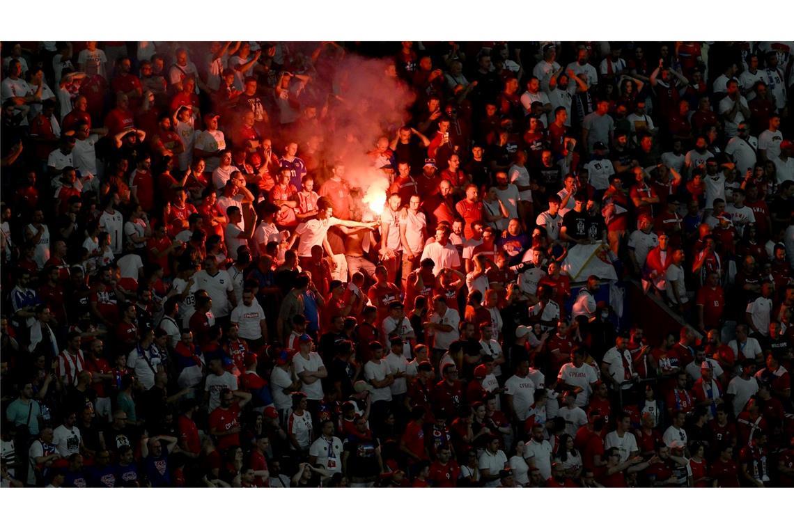 Am Rande des Spiels Dänemark gegen Serbien (Foto aus dem Stadion) kam es auf dem Münchner Marienplatz zu Ausschreitungen.