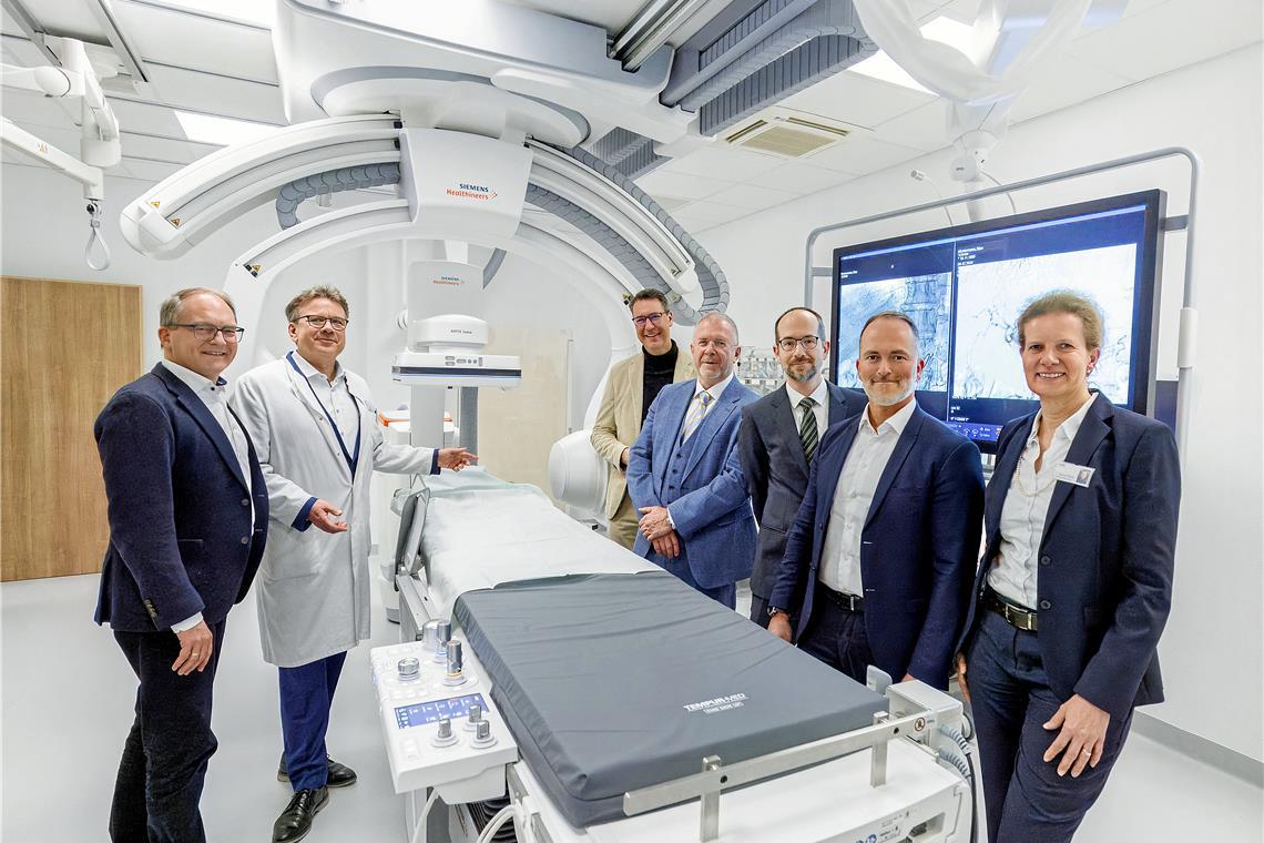 Am Rems-Murr-Klinikum Winnenden geht die modernste Anlage in Betrieb, die es zur Diagnose und Behandlung von Schlaganfällen gibt. Beim Start dabei (von links.): Ulrich Kramer (Chefarzt Radiologie, Rems-Murr-Klinikum Winnenden), Ludwig Niehaus (Chefarzt Neurologie, Rems-Murr-Klinikum Winnenden), Richard Sigel (Landrat des Rems-Murr-Kreises), Hans Henkes (Ärztlicher Direktor Neuroradiologie, Klinikum Stuttgart), Philipp von Gottberg (Oberarzt Neuroradiologie, Klinikum Stuttgart), André Mertel (Geschäftsführer der Rems-Murr-Kliniken) und Claudia Bauer-Rabe (Klinikleiterin Rems-Murr-Klinikum Winnenden). © RMK