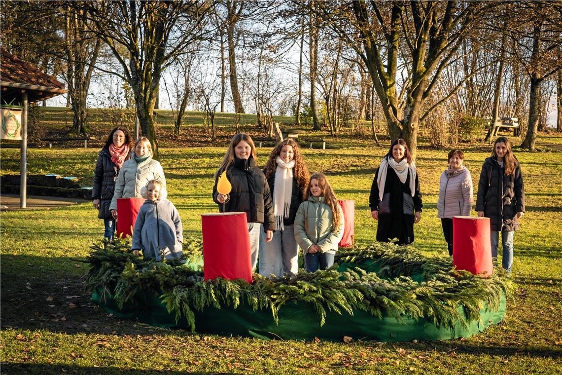 Am riesigen Adventskranz auf der Forche „brennt“ nun das erste Lichtlein. Foto: Alexander Becher