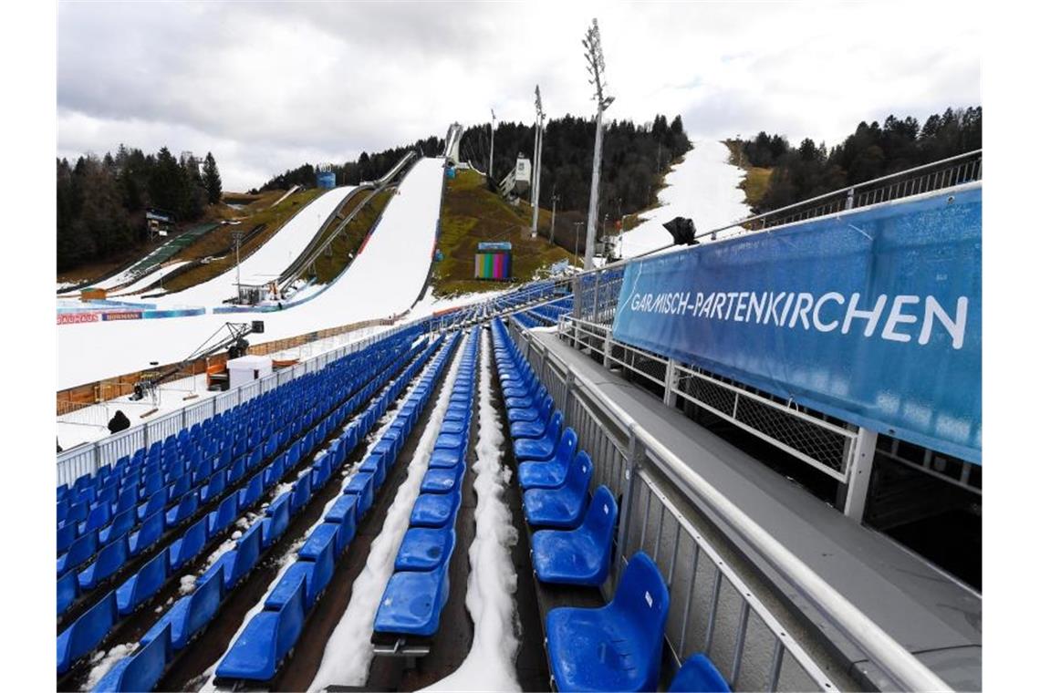 Das bringt der Wintersport am Freitag Am Ruhetag der Tournee wurde im Stadion in Garmisch-Partenkirchen das Neujahrsspringen vorbereitet. Foto: Angelika Warmuth/dpa