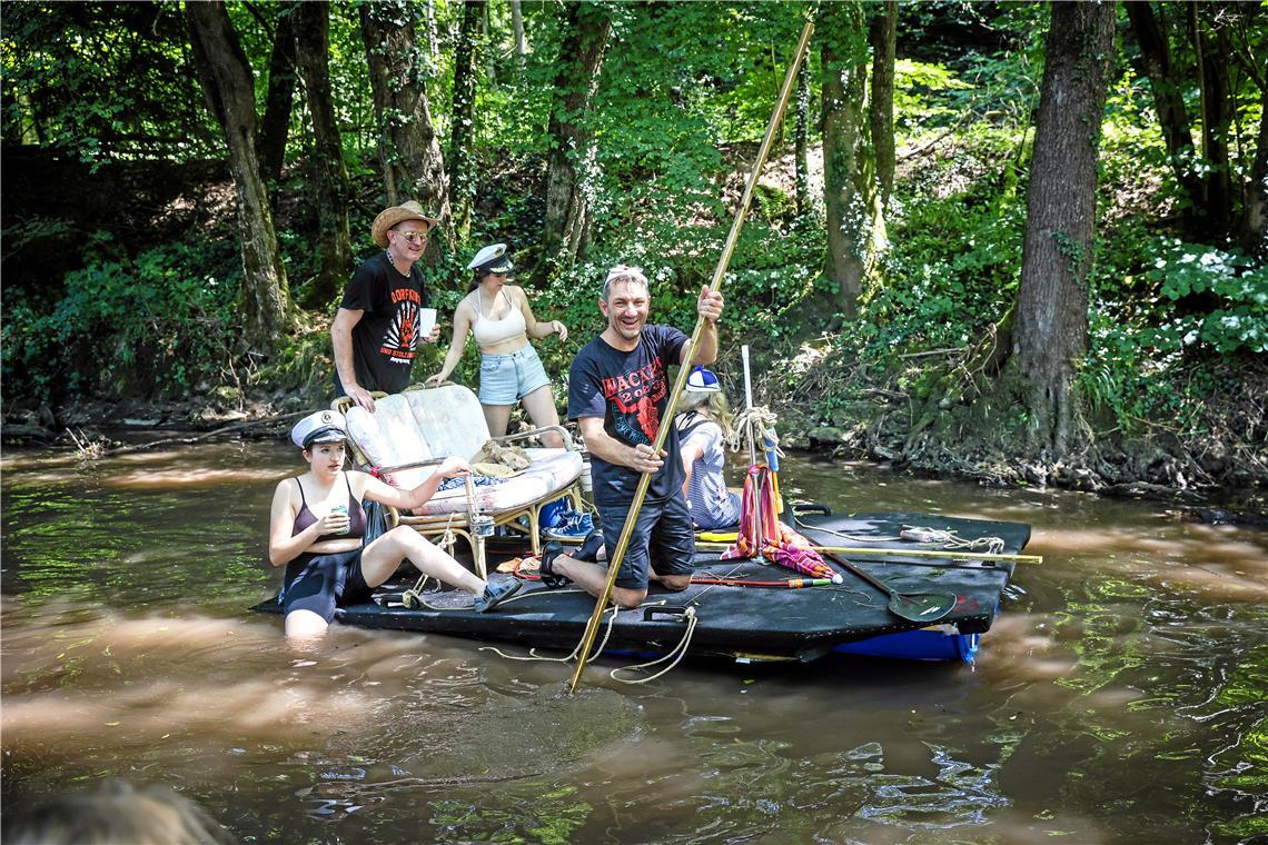 Am Samstag schippern wieder selbst gebaute Boote auf der Murr. Archivfoto: Alexander Becher