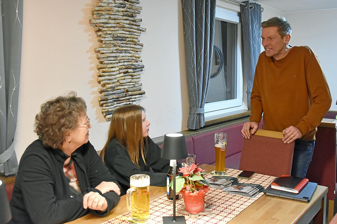 Am Samstag vor einer Woche hat Kay Theodor Schloe sich den interessierten Bürgern im Restaurant Silberstollen vorgestellt. Dadurch konnte er ins persönliche Gespräch mit ein paar Großerlachern kommen. Foto: Tobias Sellmaier