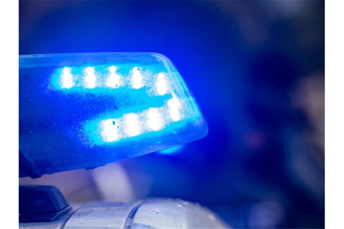 Rassistischer Angriff auf Jugendliche: Suche nach Täterinnen Am Samstagabend ist eine junge Frau im Berliner Stadtteil Prenzlauer Berg von mehreren Angreifern verprügelt worden. (Symbolbild). Foto: Stefan Sauer/dpa