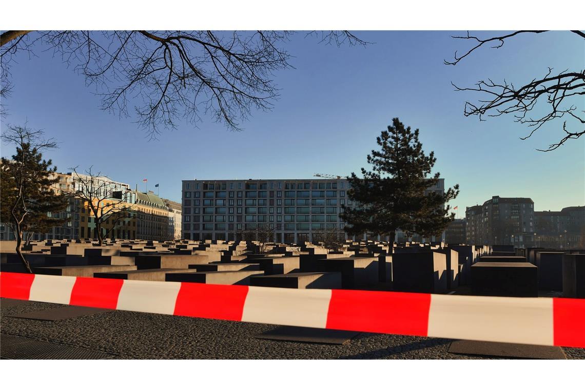 Am Samstagmorgen war der Bereich um das Holocaust-Mahnmal weiter abgesperrt.