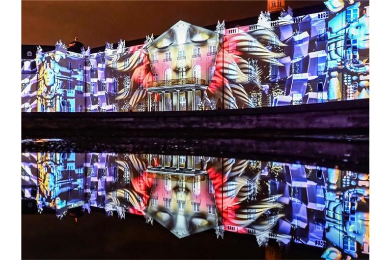 Am Schloss Karlsruhe finden die Schlosslichtspielen Karlsruhe 2021 statt. Foto: Uli Deck/dpa/Archivbild