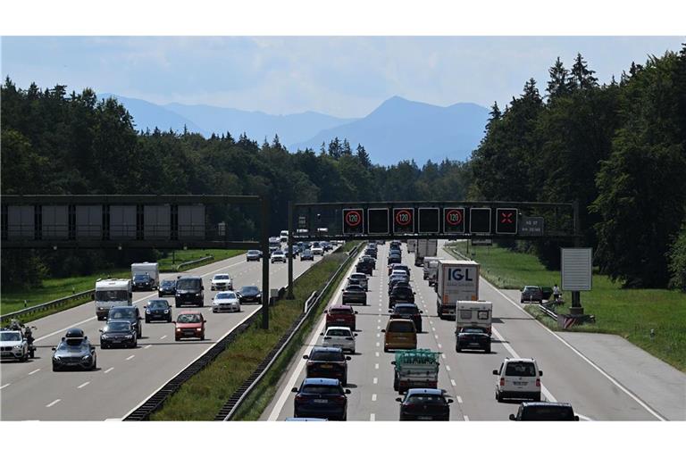 Am Sonntag auf Montag kommt es zu Sperrungen auf der A8 Richtung München. (Archivbild)