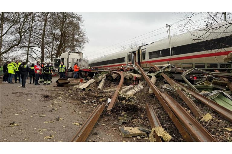 Am Stadtrand von Hamburg sind am Nachmittag ein ICE der Deutschen Bahn und ein Sattelzug zusammengestoßen.