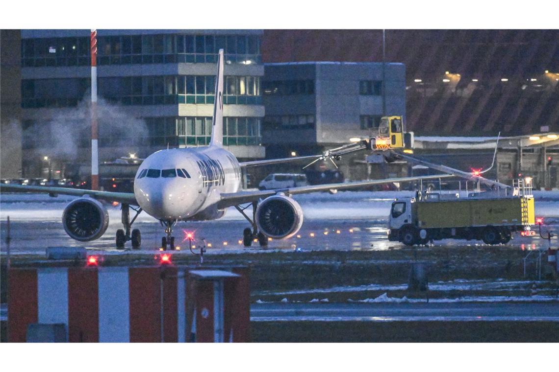 Am Stuttgarter Flughafen wurden Flugzeuge von Eis befreit.