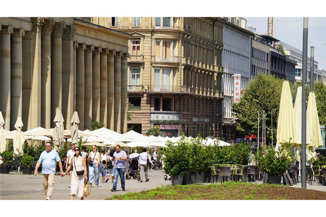 Am Stuttgarter Schlossplatz suchten sich die  Menschen ...