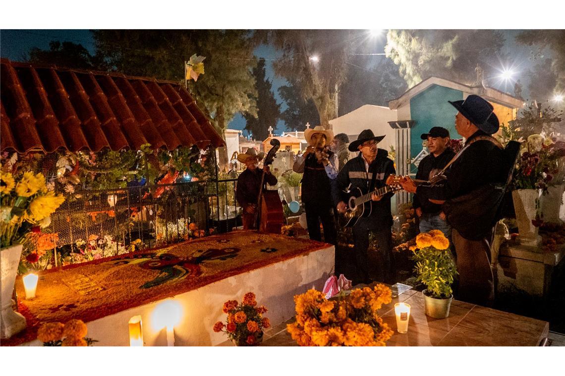 Am Tag der Toten übernachten viele Mexikaner auf dem Friedhof. (Archivbild)